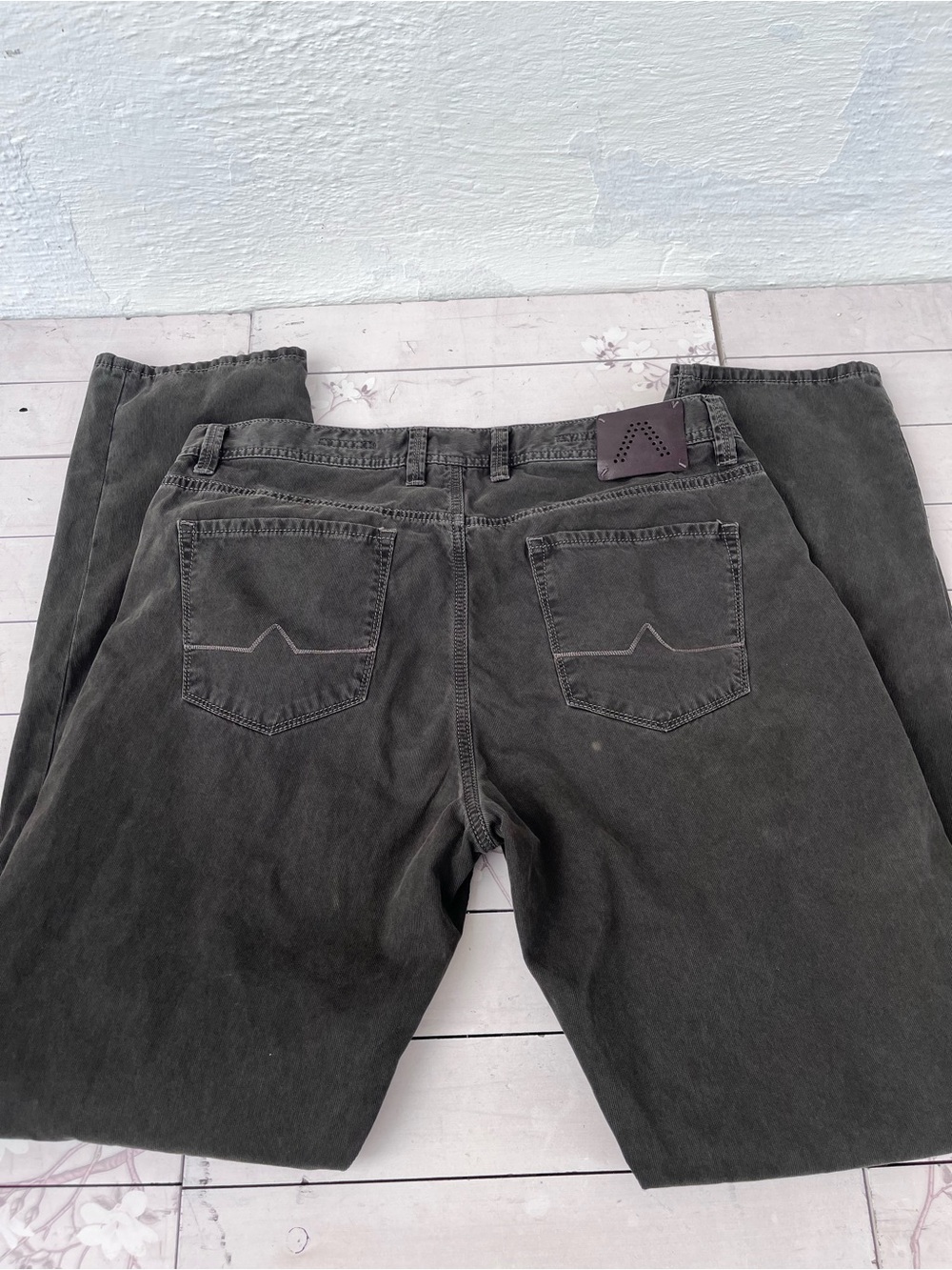 Relaxed Fit Men's Jeans in Charcoal - Comfortable Everyday Staple